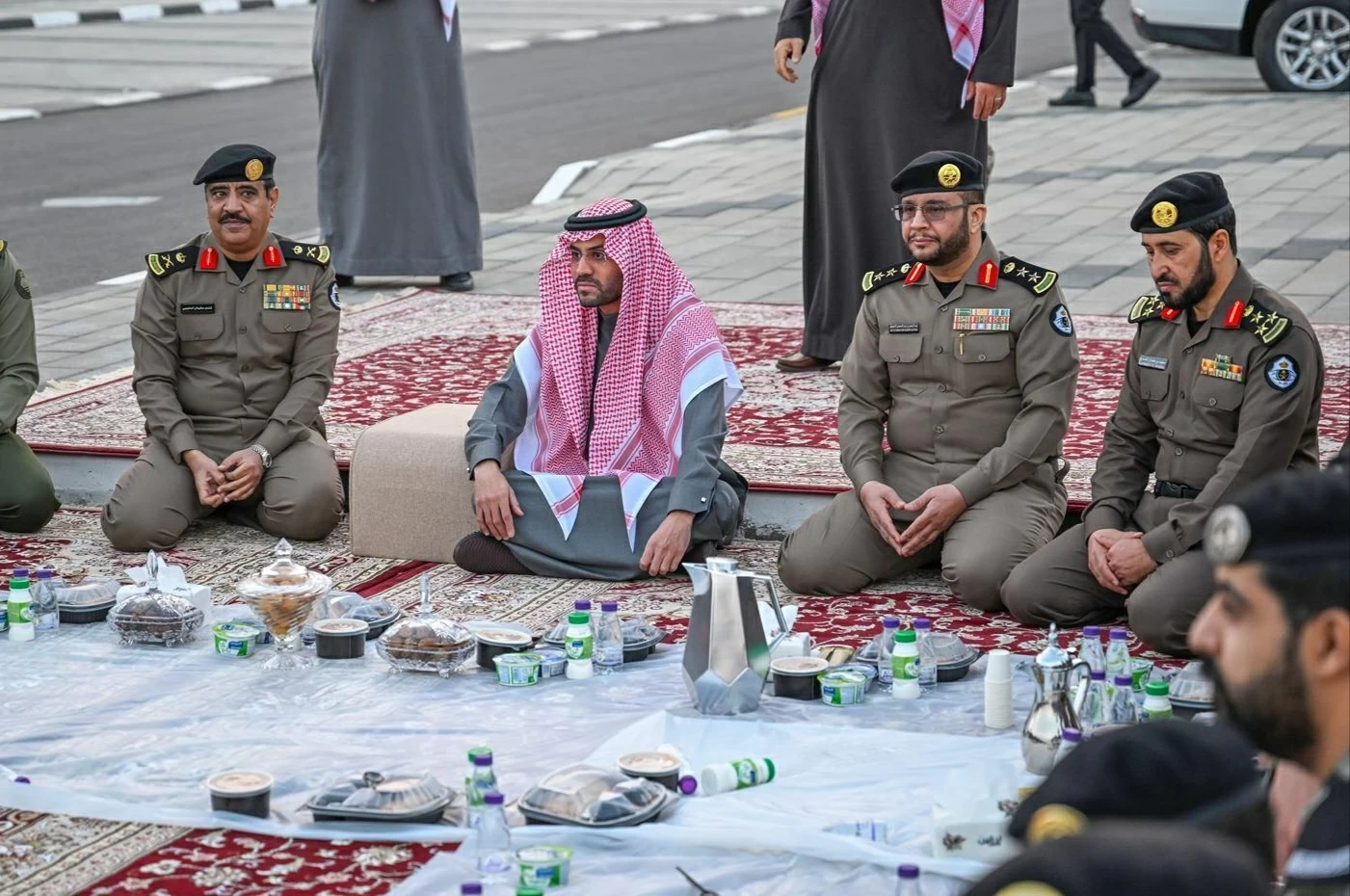 نائب أمير حائل يشارك رجال الأمن إفطارهم ويدشّن المسيرة الأمنية بمناسبة يوم العلم