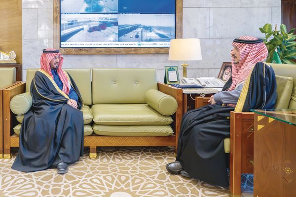 أمير الرياض يستقبل محافظ الخرج.. ويُدشِّن حملة "الصندوق الأبيض"