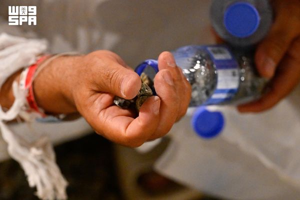 حجاج بيت الله الحرام يبدؤون جمع حصى الجمرات في مزدلفة