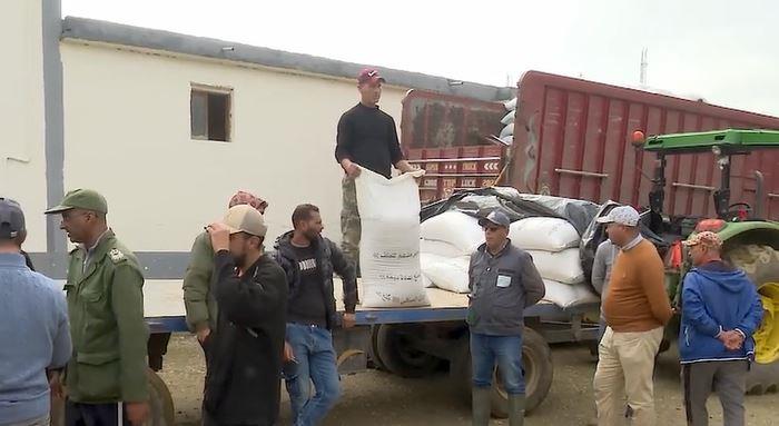 القصر الكبير .. توزيع الأعلاف على المزارعين المتأثرين بالفيضانات