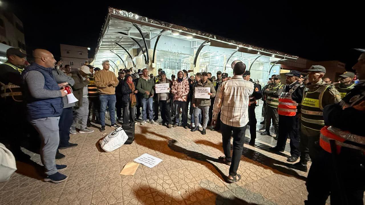 ولادة في الشارع وجنين ميت يهزان خنيفرة.. وقفة حقوقية تندد بـ “الإهمال الطبي”