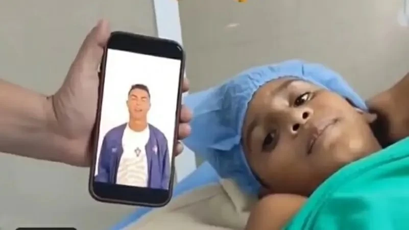 بترت ساقه وفقد عائلته.. رونالدو يتدخل لدعم طفل فقد كل شيء