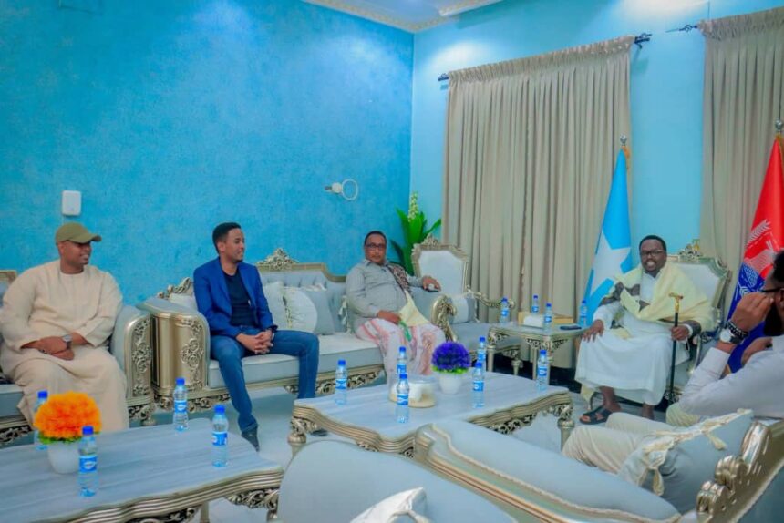 نائب رئيس الوزراء يبحث مع محافظ بنادر تعزيز تنمية العاصمة