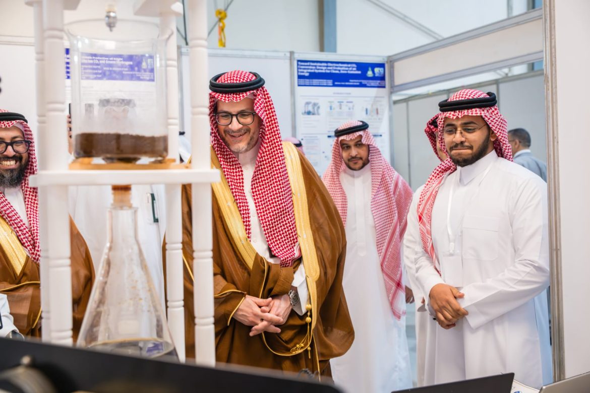 72 مشروعًا بحثيًا في افتتاح المعرض الهندسي لطلبة جامعة الملك عبدالعزيز برابغ