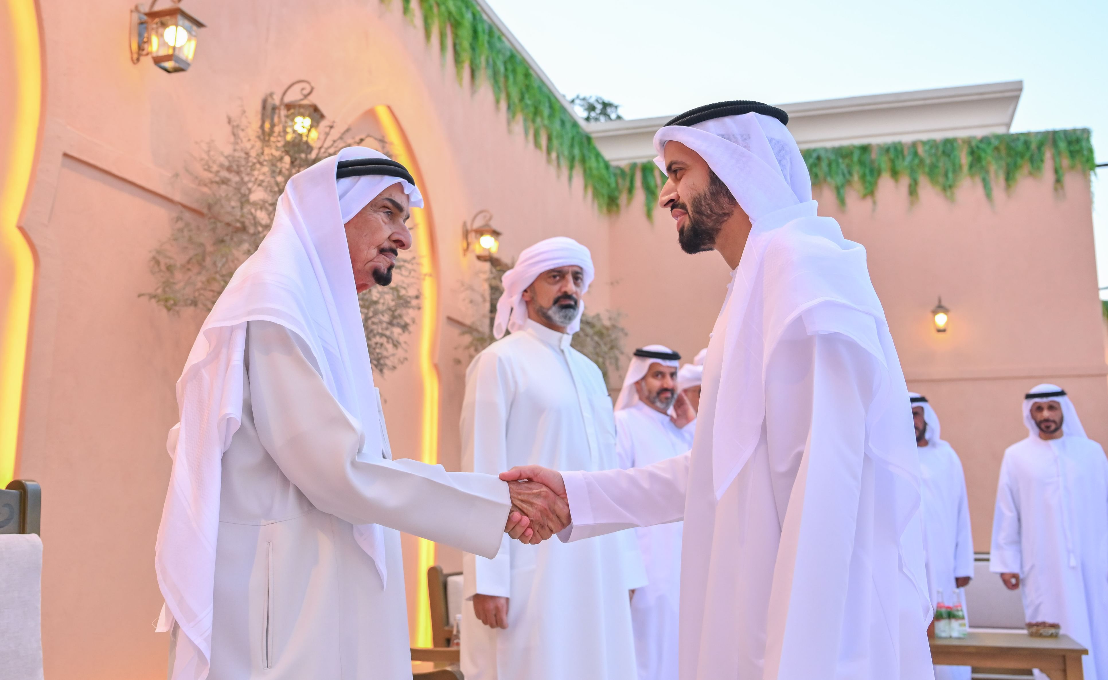 حاكم عجمان وولي عهده يستقبلان ضيوف رئيس الدولة وعددا من المسؤولين