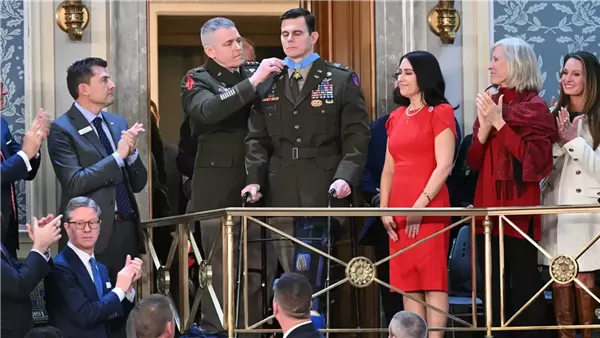 ترامب يكرم قائد مروحية شارك في عملية اعتقال مادورو في فنزويلا (فيديو)