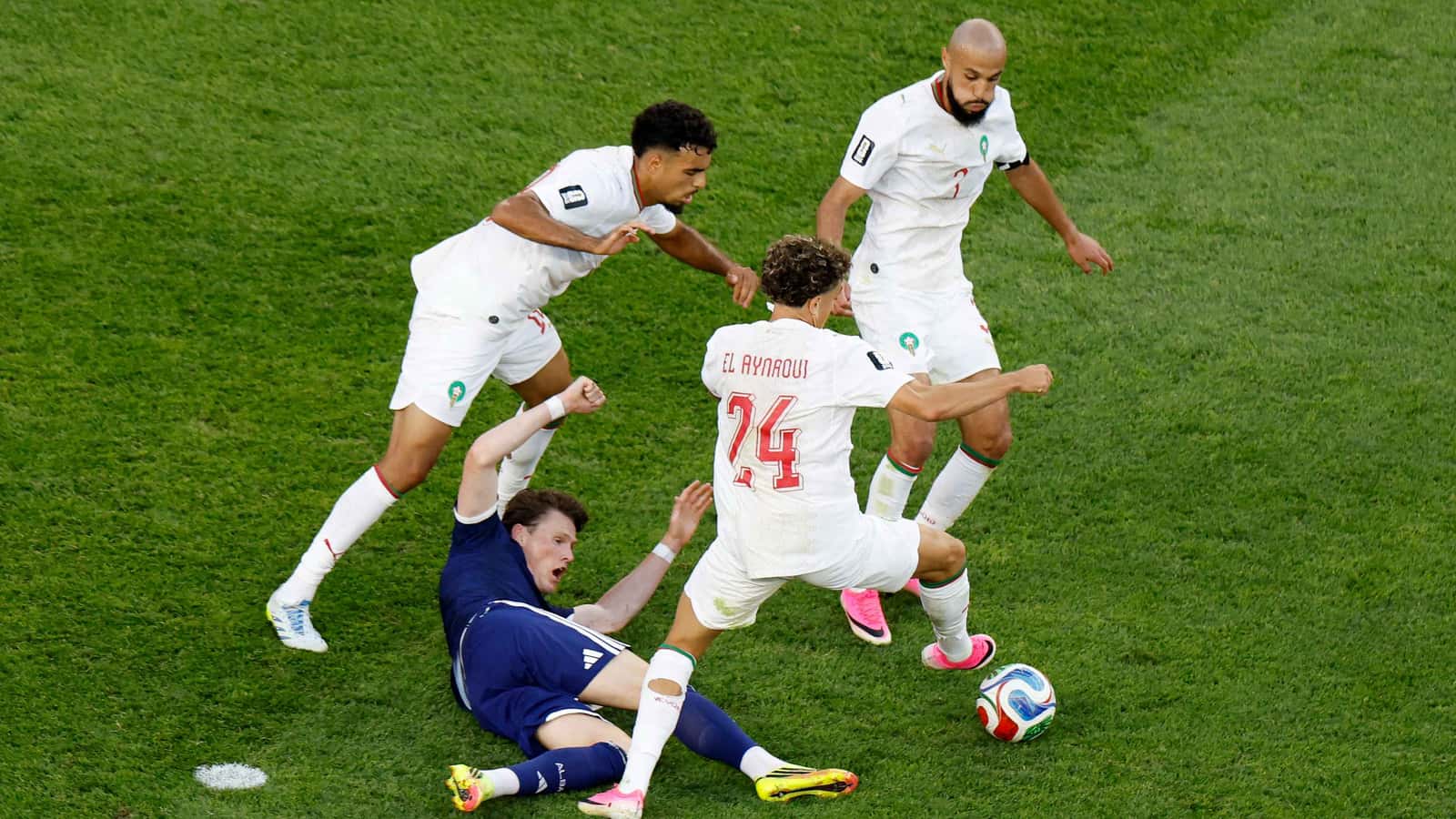قرار مفاجئ لنجم المغرب: أريد الاعتزال بعد كأس العالم وأن أصبح إمام مسجد