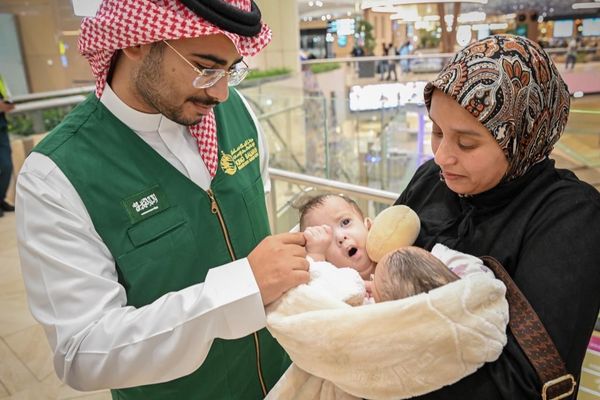 وصول التوأم الملتصق المغربي «سجى وضحى» إلى الرياض