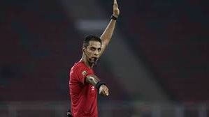 لقطة مثيرة.. لماذا طلب أمين عمر من لاعب التشيك تغيير قميصه؟