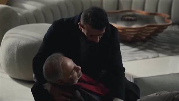وداع مؤثر، وفاة والد أحمد العوضي في أحضانه بالحلقة 27 من علي كلاي