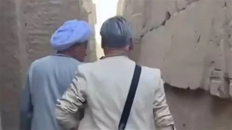 الفيديو المتداول يكشف دخول السائح بمسار غير مخصص للزيارة مقابل مبلغ ما