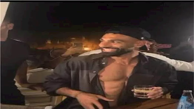 تعرف على عناصر زجاجة المياه الفوارة بعد ظهورها في يد محمد صلاح