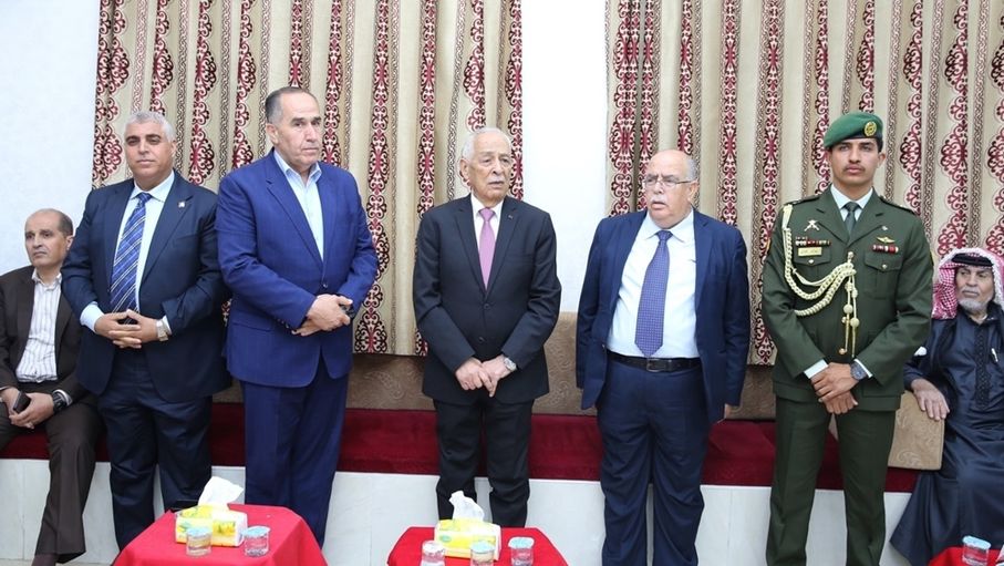 مندوبا عن الملك وولي العهد.