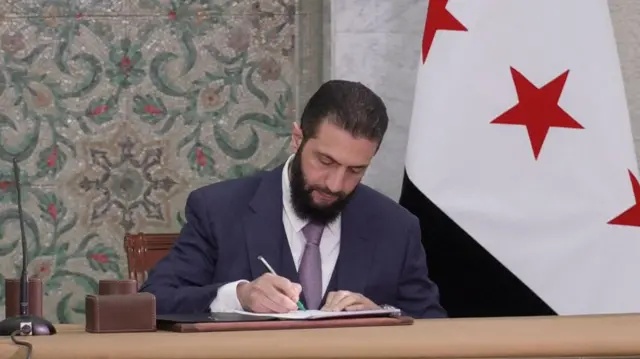 مخالفة جديدة للإعلان الدستوري .. الشرع يصدر مرسوماً يتضمن قانوناً جديداً للجمارك