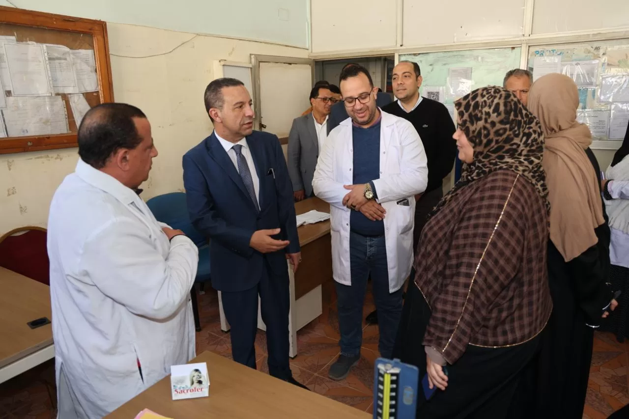 جولة مفاجئة لمحافظ المنوفية بمستشفى تلا.. ويقرر دعماً إنسانياً للعمال