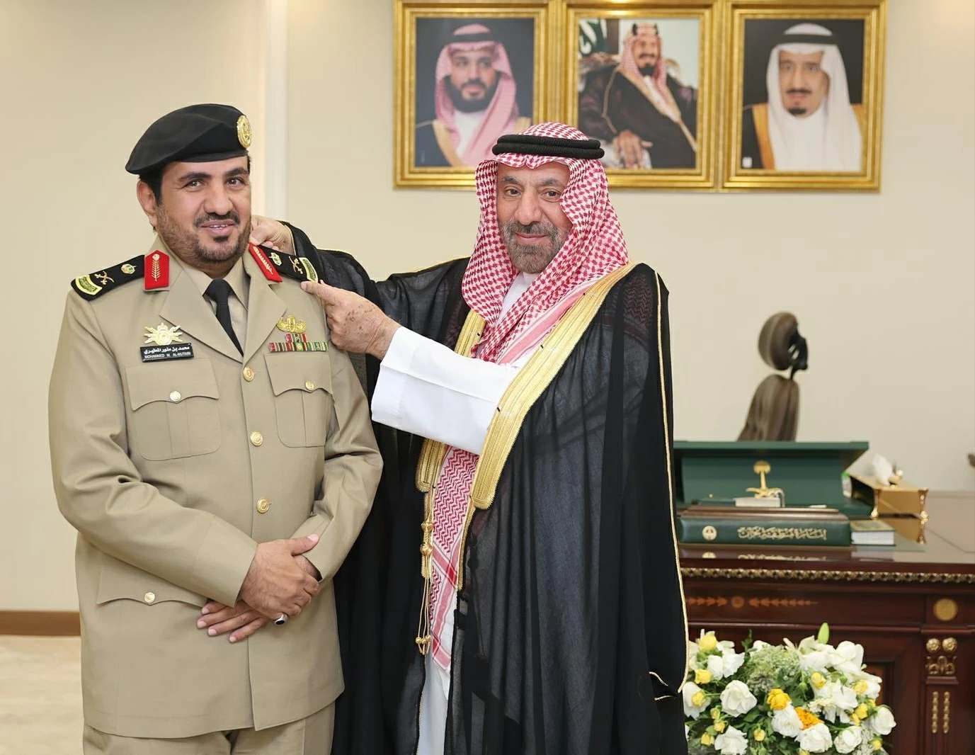 أمير نجران يُقلِّد قائد أمن المنشآت بالمنطقة رتبة لواء