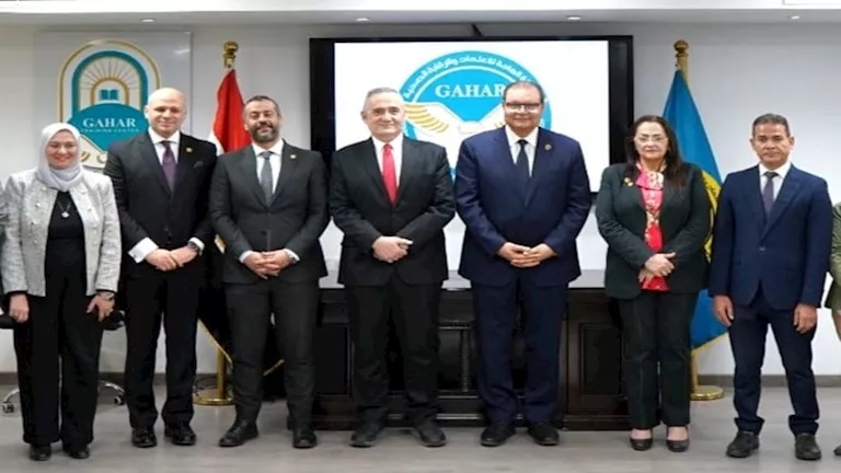 رئيس المستشفيات التعليمية يهنئ العاملين بمعهد الكبد على اعتماد "جهار"