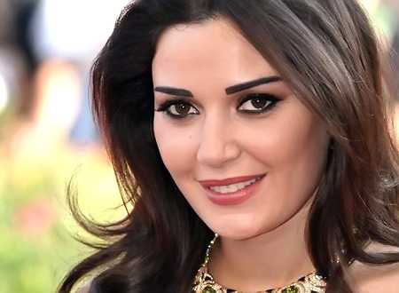 سيرين عبدالنور وابنتها تتألقان بصيحة الدنيم الأنيقة