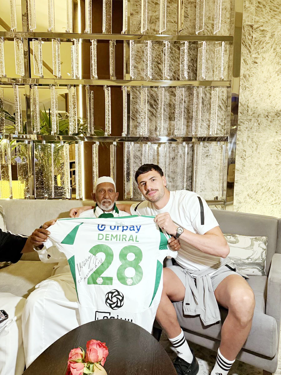 «الشنب» ديميرال.. بطل في ذاكرة أهلاوي من فَرَسَان