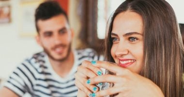 7 علامات بتقولك إنه معجب بكِ وبيراقبك