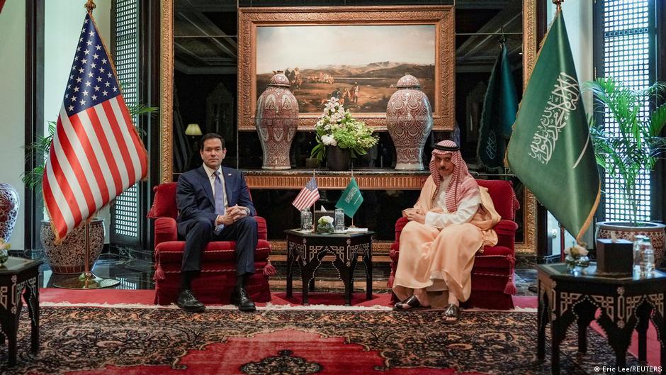 واشنطن ودول الخليج تطالب "بمعالجة كل التهديدات الإيرانية"
