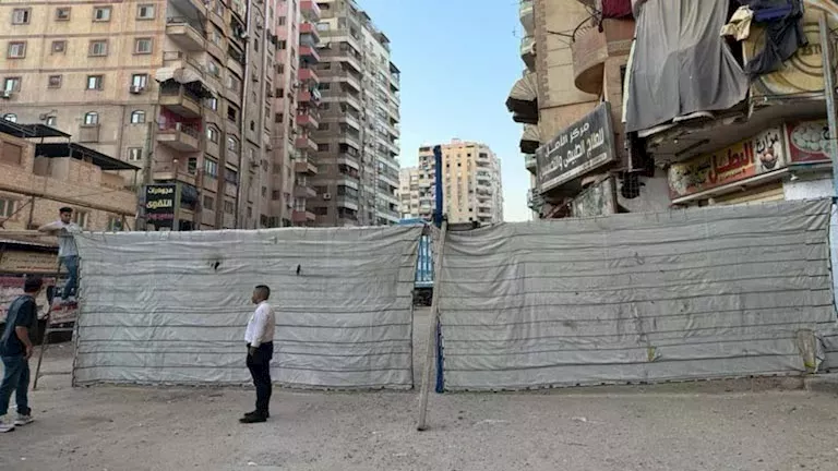 70 أسرة خارج منازلها بسبب ميل عقارين بالهرم.. والأهالي