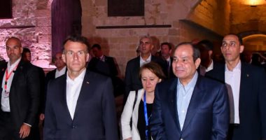 الرئيس السيسى يصطحب ماكرون فى جولة تفقدية بالإسكندرية.. الجولة شملت الممشى السياحي بالكورنيش وصولًا إلى قلعة قايتباي التاريخية.. ومأدبة عشاء تكريمًا للرئيس الفرنسي ورؤساء وفود الدول المشاركة