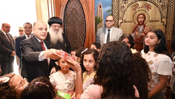 محافظ الغربية يوزع هدايا الرئيس على الأطفال داخل الكنائس احتفالا بعيد القيامة المجيد