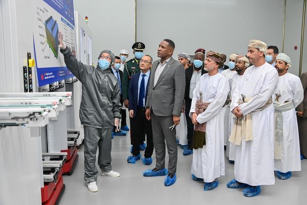 الرئيس البوتسواني يزور ميناء صحار والمنطقة الحرة