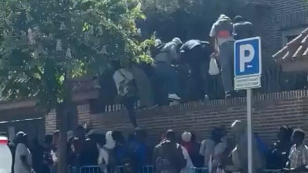 فوضى عارمة في إسبانيا، مهاجرون يقتحمون سفارة جامبيا