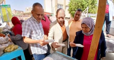 سوق اليوم الواحد بالوادى الجديد ملتقى أسبوعى لتوفير السلع الغذائية بأسعار مخفضة.. إقبال متزايد على منتجات الألبان والأجبان والسمن البلدى والصناعات.. والمحافظ توجه بتوفير سبل الدعم بكل المحافظة
