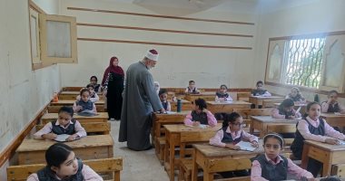 رئيس منطقة سوهاج الأزهرية يتفقد امتحانات النقل بمجمع على بن أبى طالب