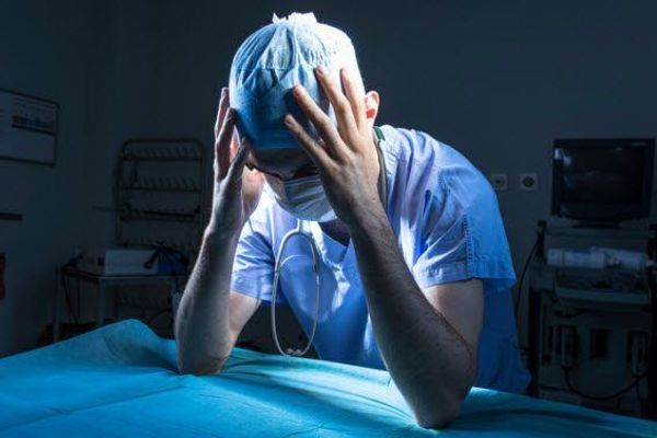 هل يكفي الاعتذار في الخطأ الطبي لأنه "غير مقصود"؟