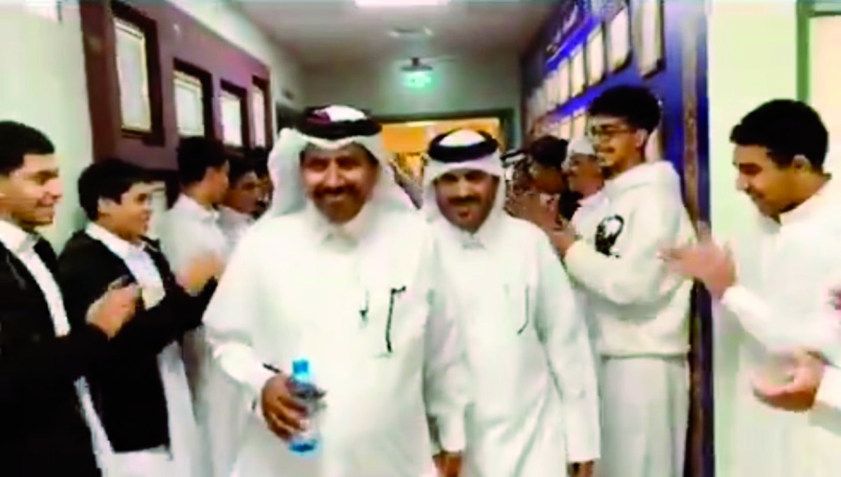 ‫ ممر شرفي من طلاب مدرسة أحمد بن حنبل تكريما لمعلم بعد تقاعده
