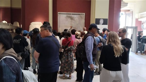 إقبال كبير من الزائرين على قاعات العرض بمتحف التحرير (صور)