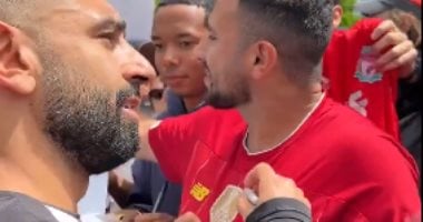 محمد صلاح يلبى طلبات الجماهير المصرية فى أمريكا