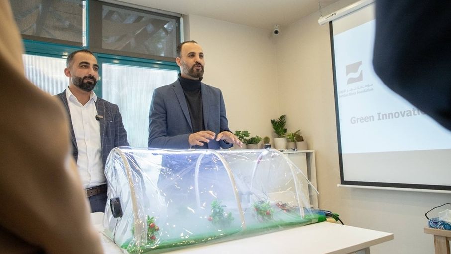 طالبان يبتكران فكرة مشروع "البيت البلاستيكي الذكي"