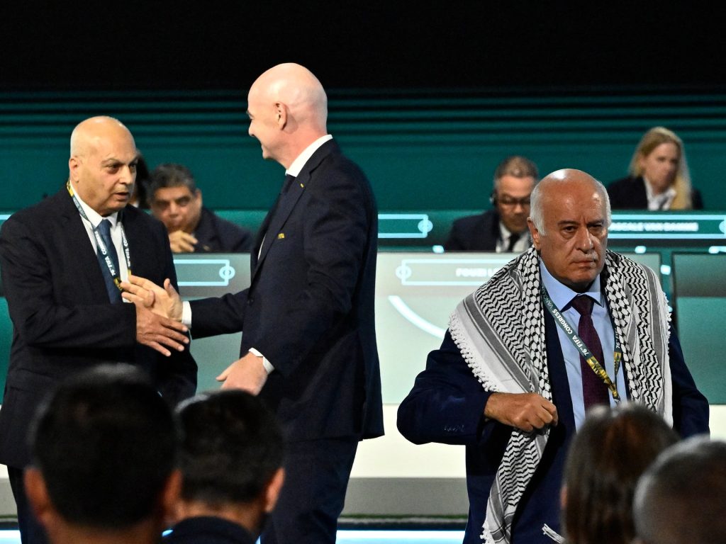 رفض الرجوب مصافحة ممثل الاحتلال في "الفيفا" يشعل منصات التواصل