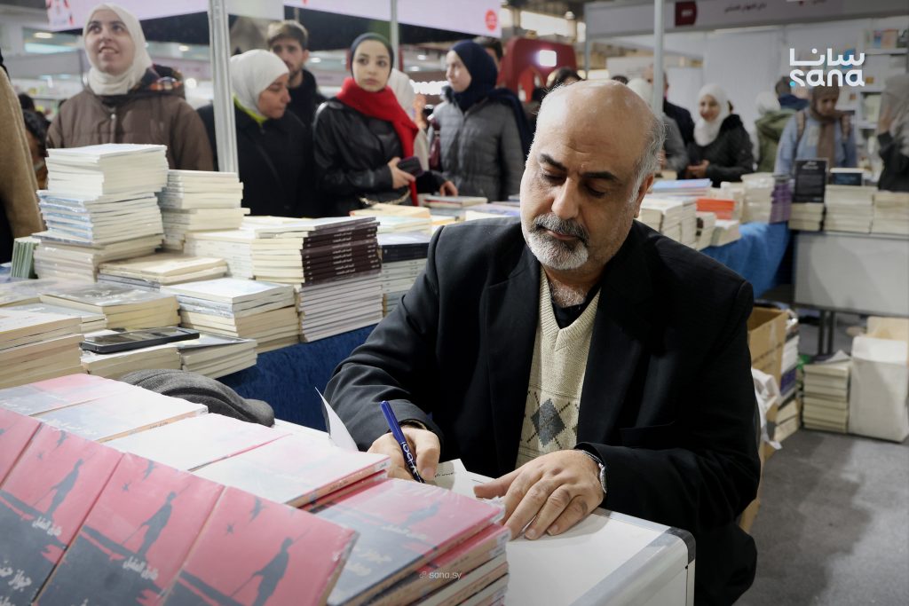 توقيع ديوان “جواز حب في وطن ممنوع” لطارق مقبل في معرض دمشق الدولي للكتاب