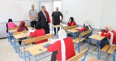 وكيل تعليم الوادى الجديد يتفقد امتحانات الإعدادية ويؤكد على حظر الهواتف
