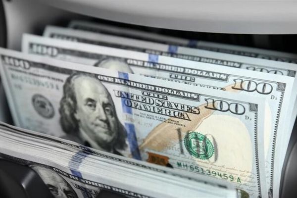 الدولار يصعد مقابل ‌معظم العملات الرئيسية