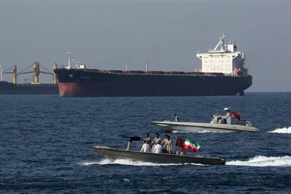 "الحرس الثوري" يؤكد إجبار ناقلة عملاقة على الانسحاب من مضيق هرمز