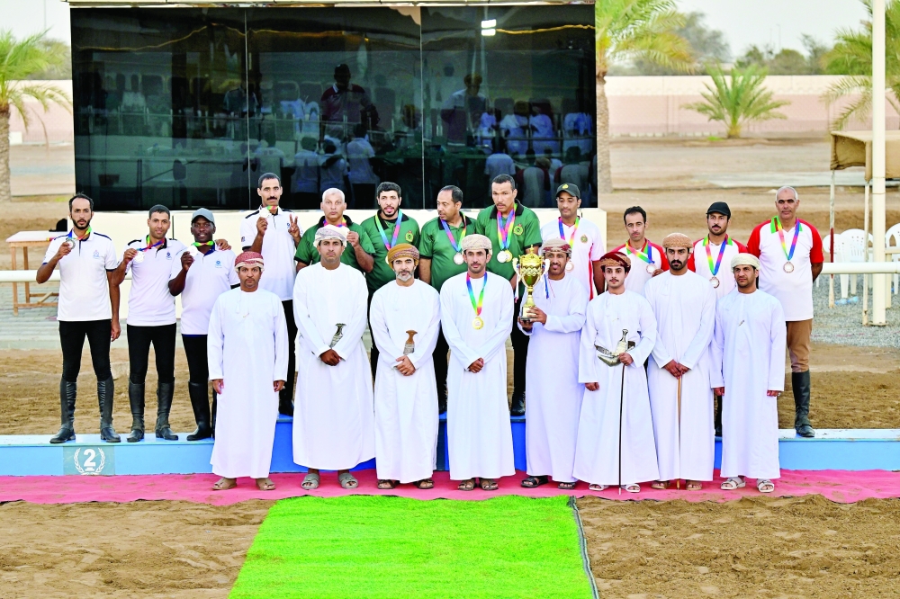 مدرعات سلطان عمان يفوز ببطولة التقاط الأوتاد بالرحبة