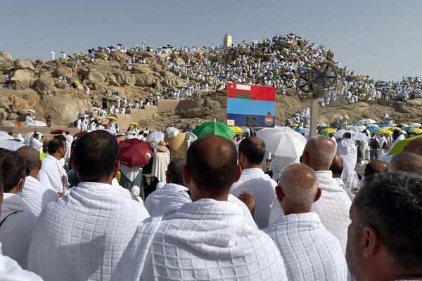حجاج بعثة الحج العسكرية يؤدون ركن الحج الأعظم على صعيد عرفات