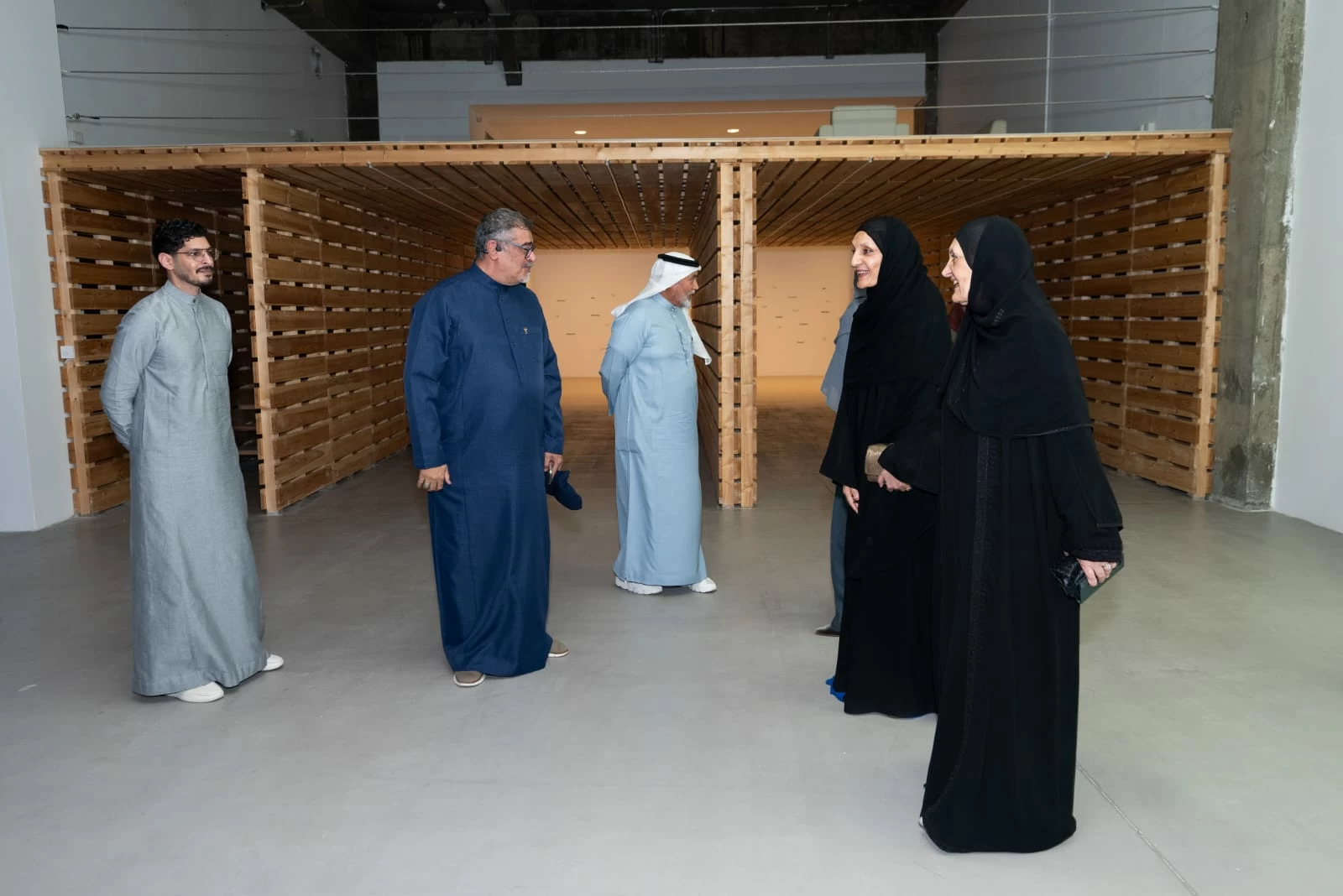 ريم الفيصل تحاور الضوء واللون في معرض «أرض الحجيج والشعراء» بجدة