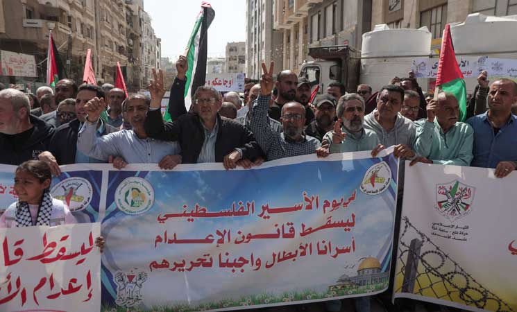 الفلسطينيون يحيون “يوم الأسير”.. أكثر من 9600 معتقل يتعرضون لأبشع الانتهاكات