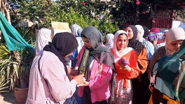 استخدام العصا الإلكترونية فى تفتيش طلاب الثانوية العامة بالقليوبية قبل دخول الامتحانات