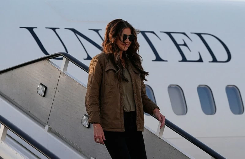 «بطانية مفقودة» تهز سماء أمريكا.. مسؤول رفيع يقتحم قمرة وزيرة الأمن الداخلي