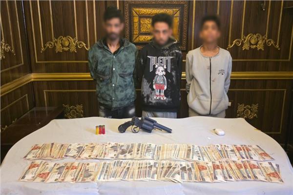 ضبط تشكيل عصابي سرق حقيبة أجنبي بأسلوب الخطف في الجيزة