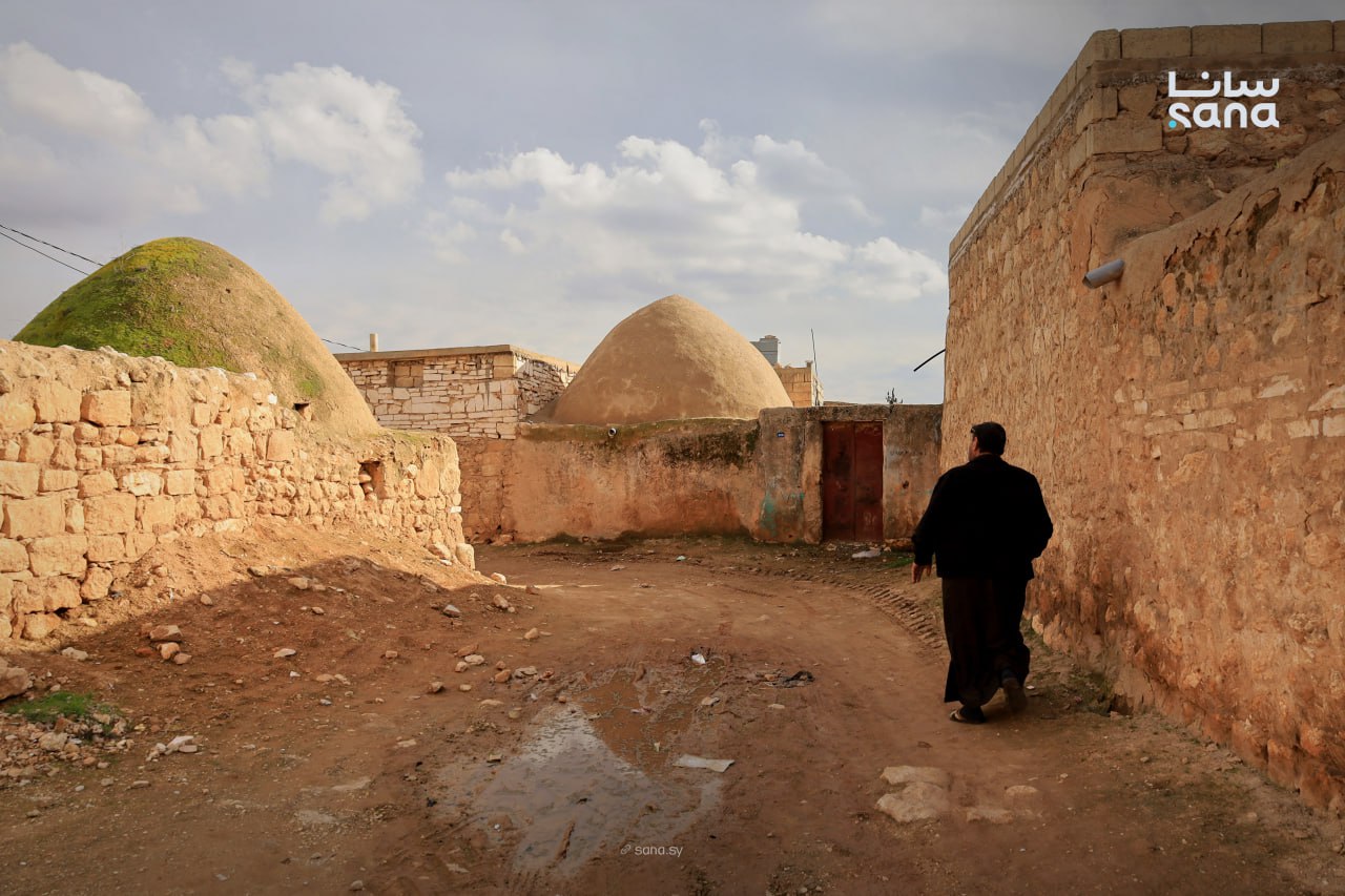 قرية حزوان تحتفظ بقبابها الطينية كذاكرة حية للعمارة الريفية في ريف حلب الشرقي